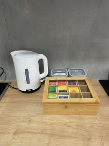 Příslušenství pro přípravu čaje a kávy v ubytování Danisman Apartments 2 Zentral - Smart - Modern + 4 fotografie