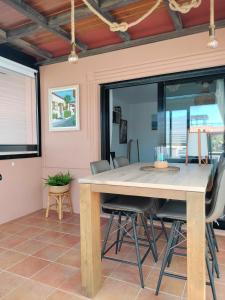 a dining room with a table and chairs at La casita de Taty in Majanicho