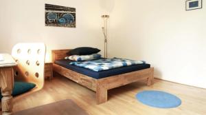 波德戈里察Munich Hostel的配有床、桌子和椅子的房间