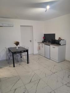 Η κουζίνα ή μικρή κουζίνα στο Solenzara T2 rez de villa, vue mer, proximité plage et village