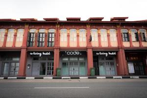 新加坡Code Hostel at Kampong Glam的建筑的侧面是烹饪酒店