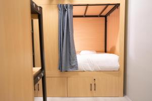 Code Hostel at Kampong Glam客房内的一张或多张床位