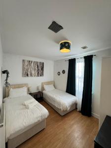 Un dormitorio con dos camas y una ventana. en Sleek City-Center Apartment, en Southampton