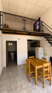 a living room with a table and a bunk bed at Duplex con patio y cochera, con aire acondicionado y vajilla completa en el centro de Choele Choel in Choele Choel