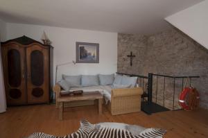 Posezení v ubytování Stone house Na Rudini