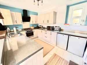 Kuchyň nebo kuchyňský kout v ubytování Willowdene Cottage by the Sea