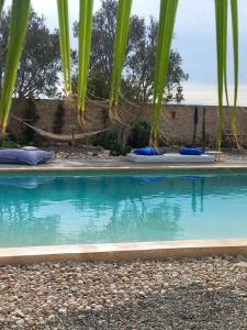 Bazén v ubytování Les jardins de Silona, piscine chauffée nebo v jeho okolí