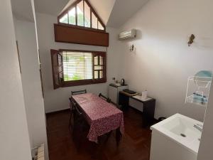 une petite pièce avec une table et un lavabo dans l'établissement Departamento Temporal, à San Fernando del Valle de Catamarca