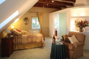 a bedroom with a bed and a couch at Romantic Cottage in Pitten