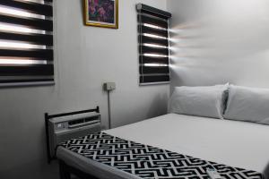 una camera da letto con un letto e una finestra di Caryolba hometel - Calapan a Calapan
