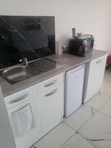 Η κουζίνα ή μικρή κουζίνα στο Solenzara T2 rez de villa, vue mer, proximité plage et village +6 φωτογραφίες