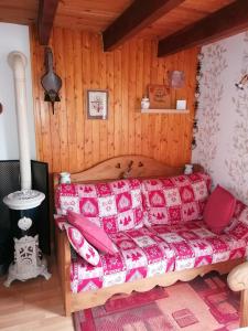 a bedroom with a bed with a red and white blanket at Gîte Le Wallis in Le Sappey-en-Chartreuse