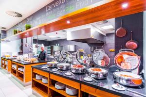 Η κουζίνα ή μικρή κουζίνα στο Courtyard by Marriott Pilsen