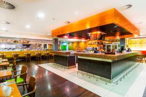Ο χώρος του lounge ή του μπαρ στο Courtyard by Marriott Pilsen