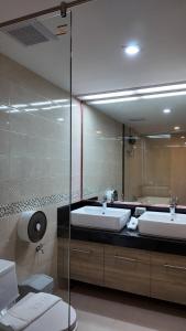 a bathroom with two sinks and a large mirror at Kashouse hatyai in Ban Khlong Pleo +10 photos