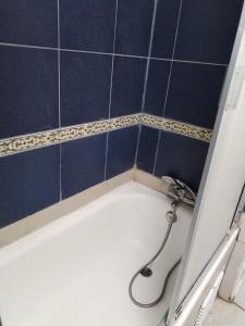 a bath tub with a hose in a bathroom at Casas en la playa 2 in Algarrobo