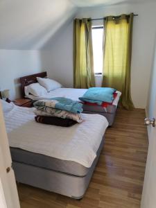 a bedroom with two beds and a window at Casas en la playa 2 in Algarrobo