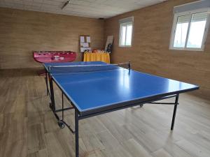 Stolní tenis v ubytování Complex Rural Can Caubet nebo okolí
