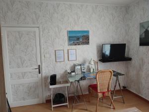 TV a/nebo společenská místnost v ubytování Location Keransignour