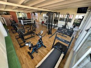 an overhead view of a gym with exercise equipment at Departamento Anthony Refugio del mar in Santa Teresita