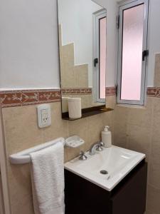 ポサーダスにあるDepartamento Temporario GPの洗面台と鏡のあるバスルーム +15枚の写真