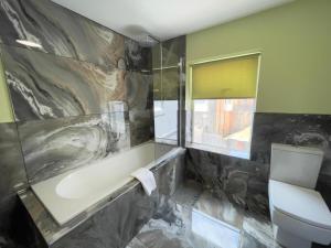 Et badeværelse på Serenity Holiday Apartments + 99 billeder