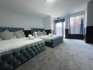 En eller flere senge i et værelse på Serenity Holiday Apartments