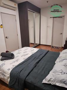 una camera da letto con un letto grande in una stanza di I-City I-Suite Two Room Swimming Pool BASRI PROPERTI a Shah Alam