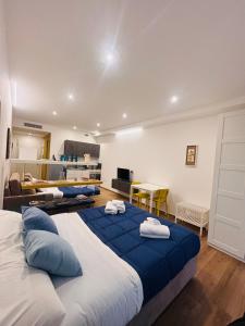 A bed or beds in a room at Trase & Isse Holiday Home