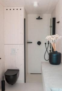 ドラゲにあるVilla Gioia Beach Frontの花瓶をテーブルに置いた部屋 +33枚の写真