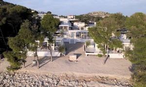 ドラゲにあるVilla Gioia Beach Frontの大白い家屋の空中