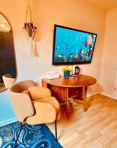 ミュンヘンにあるModernes ruhiges Zimmer mit Ausblick ins Grüneのテーブルとテレビのあるリビングルーム