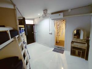 Kuchyň nebo kuchyňský kout v ubytování Babyshark Hostel - Loh Dalum Bay