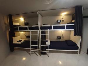 Postel nebo postele na pokoji v ubytování Babyshark Hostel - Loh Dalum Bay