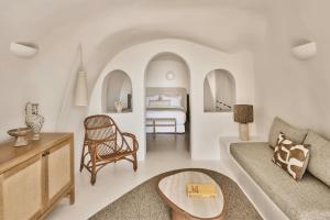 salon z kanapą i łóżkiem w obiekcie Mystique, a Luxury Collection Hotel, Santorini w mieście Oia