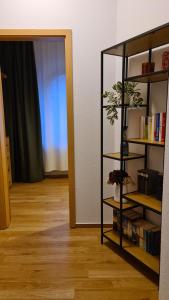 Knihovna v apartmánu