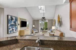 マートルビーチにあるSheraton Broadway Resort Villasのキッチン(シンク付)、リビングルーム