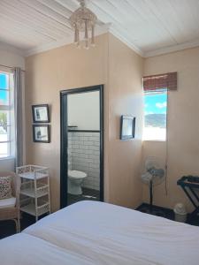 Cozy room in the Heart of Simon's Town في كيب تاون: غرفة نوم مع سرير وحمام