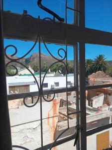 Cozy room in the Heart of Simon's Town في كيب تاون: منظر من نافذة مبنى قيد الإنشاء