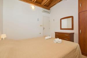 Postel nebo postele na pokoji v ubytování Holiday apartment in Saplunara with sea view, terrace, air conditioning, WiFi 5197-5