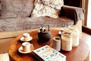 埃普塔罗弗斯Pinecone Lodge, Eptalofos Wellness Garden Chalet的客厅里的咖啡桌和沙发