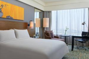 Postel nebo postele na pokoji v ubytování Renaissance Johor Bahru Hotel