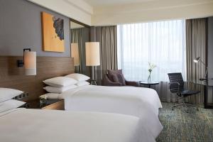 Postel nebo postele na pokoji v ubytování Renaissance Johor Bahru Hotel