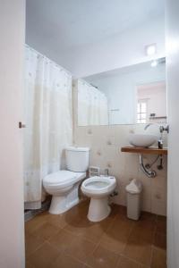 un baño con inodoro y lavabo en Los Horneros Bungalows, en La Paloma