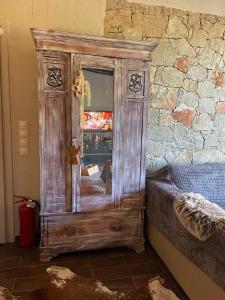 Postel nebo postele na pokoji v ubytování Pinecone Lodge, Eptalofos Wellness Chalet