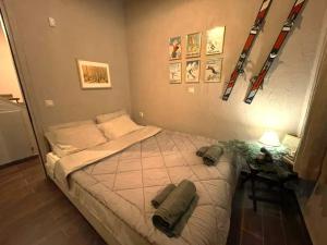 Postel nebo postele na pokoji v ubytování Pinecone Lodge, Eptalofos Wellness Chalet