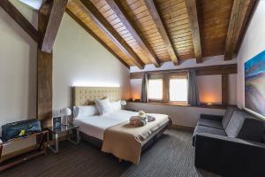 Postel nebo postele na pokoji v ubytování Hotel Dolarea + 37 fotografií