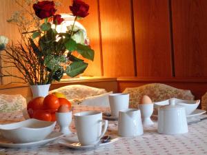 een tafel met borden en bekers en eieren erop bij Uschi's Steinröschen in Fischen