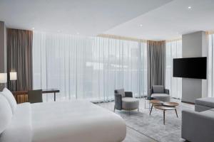 AC Hotel by Marriott Saltillo的电视和/或娱乐中心