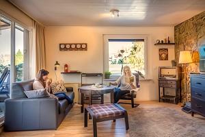 two women sitting in a living room at The Lodge Bad Harzburg in Bad Harzburg
